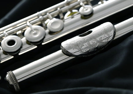 Muramatsu Plantinum Clase Flute - lip plate with engraving and the body in the background